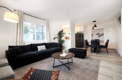 North Pacific Beach House | Coastal Villa: Walk to the Beach!