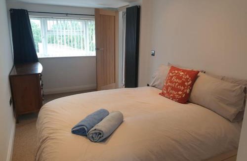 Clyst St Mary House | Coates Road-Spacious 4 bed home-near RD&E-parking