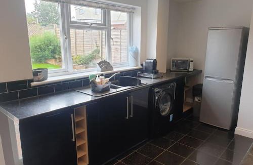 Clyst St Mary House | Coates Road-Spacious 4 bed home-near RD&E-parking