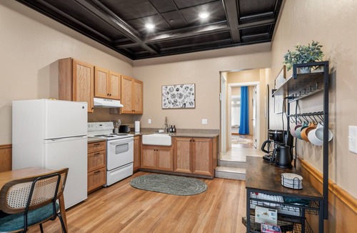Medford House | Cobalt Suite at Peach St Inn