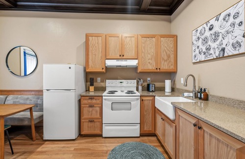 Medford House | Cobalt Suite at Peach St Inn