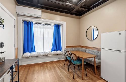 Medford House | Cobalt Suite at Peach St Inn