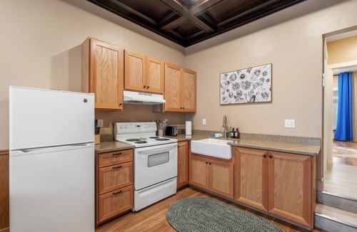 Medford House | Cobalt Suite at Peach St Inn
