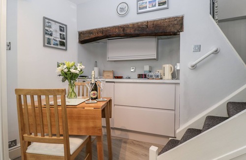 Upton upon Severn House | COBBLERS COTTAGE, romantic in Upton Upon Severn