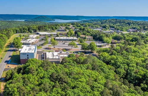 Fairfield Bay Hotel | Cobblestone Inn & Suites - Fairfield Bay