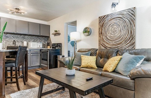 Wichita Apartment | Cobblestone Apt | Quiet Comfort Near Wesley Med