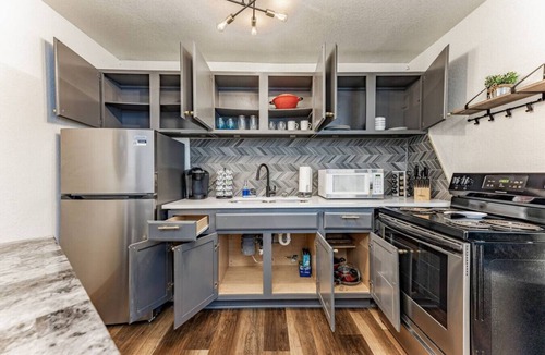 Wichita Apartment | Cobblestone Apt | Quiet Comfort Near Wesley Med