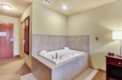 Wayne Heights Hotel | Cobblestone Hotel & Suites - Waynesboro