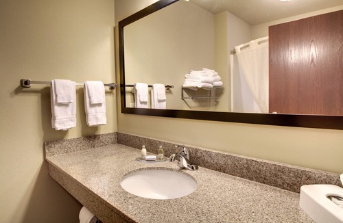 Wayne Heights Hotel | Cobblestone Hotel & Suites - Waynesboro