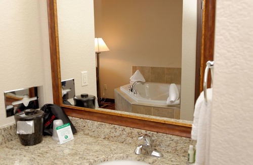 Denison Hotel | Cobblestone Inn & Suites - Denison - Oak Ridge