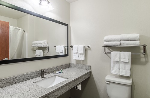 Guernsey Hotel | Cobblestone Inn & Suites - Guernsey