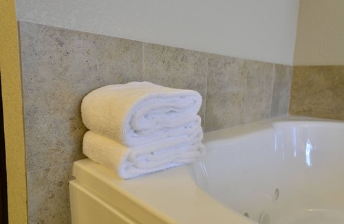 Holstein Hotel | Cobblestone Inn & Suites - Holstein