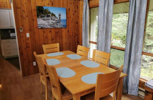 Northern Bruce Peninsula Ski Chalet | Cobblestone Waterfront cottage 4 Bedrooms, 2 Bathrooms, Sauna at Lion Head