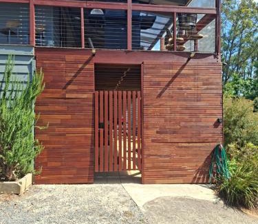 Cockatoo Hotel | Cock or Two Kink House