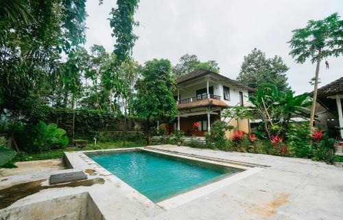 Lodtunduh House | Coco Family Healing by The Travel Ubud Bali