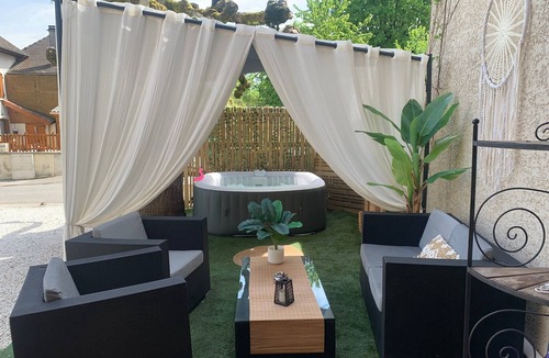 Le Pin Apartment | Cocoon Room with Garden and Private Jacuzzi Option