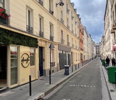 Batignolles Apartment | Cocon Chic - Pont Cardinet- Design & Sérénité