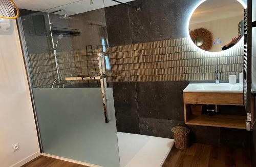 Puget Apartment | Cocon cosy appart romantique, jacuzzi piscine