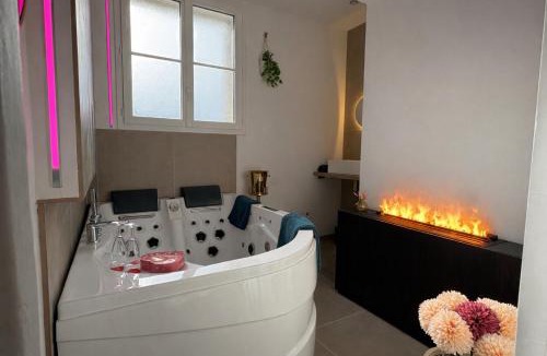 Centre Ville Apartment | Cocon de la Tour - Jacuzzi - Nuit Romantique