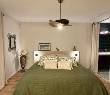 Lusignan-Petit Bed & Breakfast | Cocon de Verdure avec piscine chambre lit king-size 2m