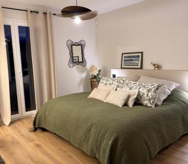 Lusignan-Petit Bed & Breakfast | Cocon de Verdure avec piscine chambre lit king-size 2m