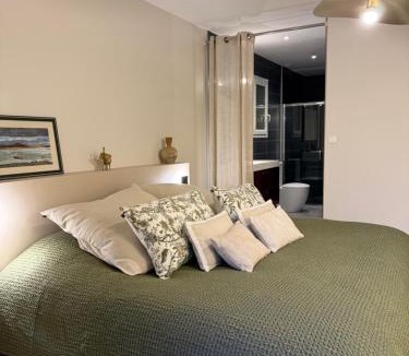 Lusignan-Petit Bed & Breakfast | Cocon de Verdure avec piscine chambre lit king-size 2m
