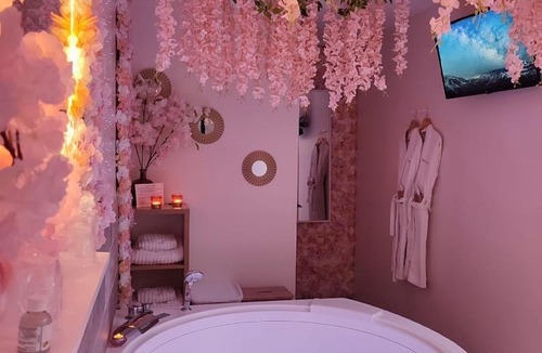 Downtown Le Havre Apartment | Cocon des Merveilles - balnéo ronde avec cascade