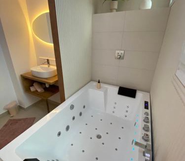 Centre Ville Apartment | Cocon Diamant - Nuit Romantique - Jacuzzi et Sauna - Hyper-Centre