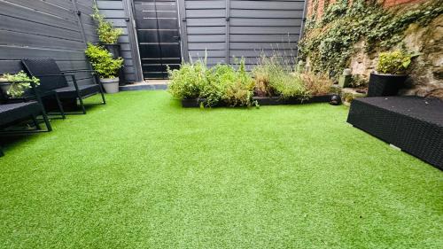 Saint-Genest-Lerpt Apartment | Cocon urbain avec le jardin secret