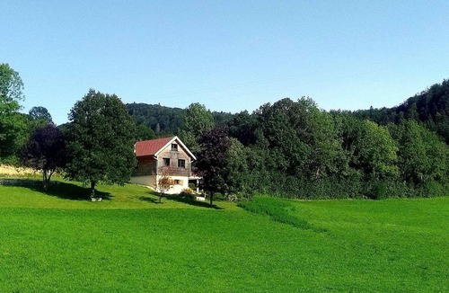 Entre-Deux-Monts Ski Chalet | Cocoon chalet surrounded by nature near lakes and waterfalls