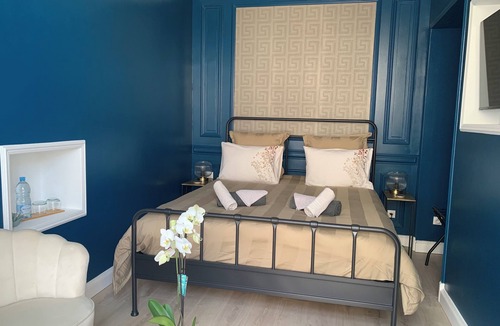Bourgueil Bed & Breakfast | Cocoon' guest room with private wellness area