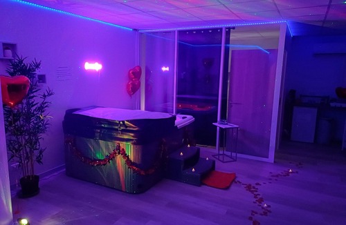 Fontaine-Bayonne-Cartoucherie Apartment | CocoonSpa Love Room Private Jacuzzi