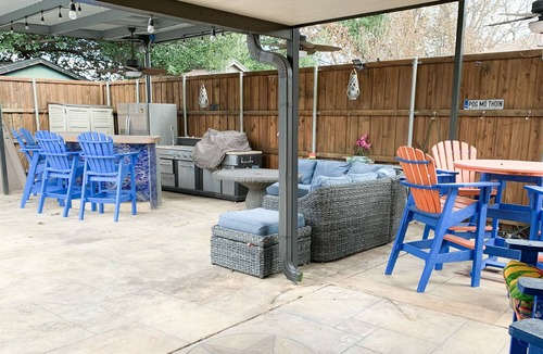 South Arlington House | "Cocos" Pool Water Slide Game Room Piano