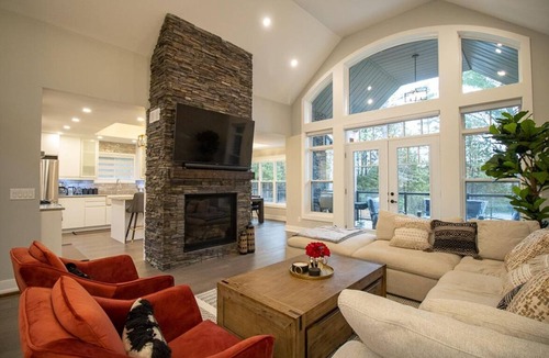 Faraday Cottage | Coe Lake Haus - Three Bedroom Cottage, Sleeps 8