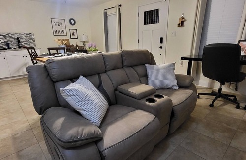 Oatmeal House | Coffee & tea bar. New appliances. Extended stays allowed. KING BED.