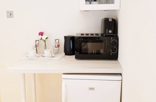 Ponders End Apartment | COGIE DELUXE STUDIO (ROOM 3)