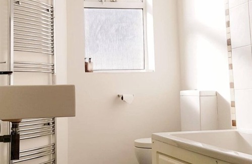 Ponders End Apartment | COGIE DELUXE STUDIO (ROOM 3)