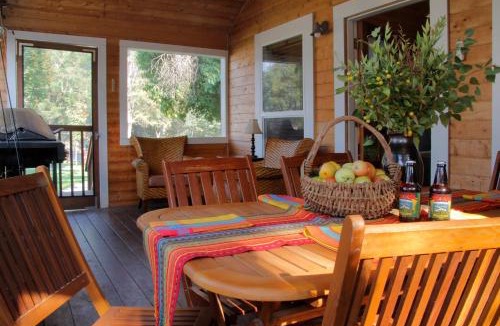 Willow Creek Hotel | Coho Cottages