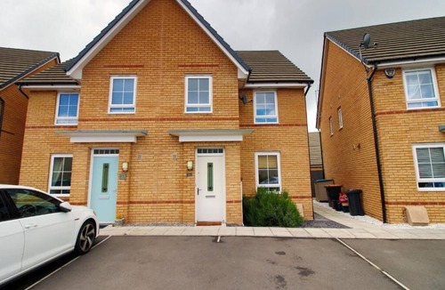 Graig House | Cohost Partners Cozy 3BR Home with Garden & Parking