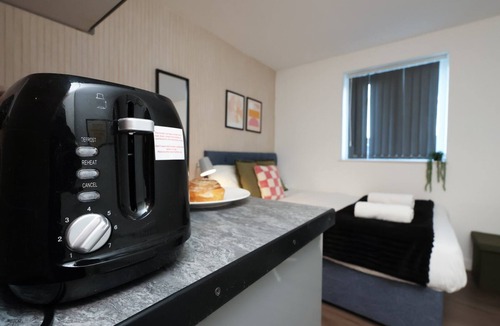 Penylan Apartment | Cohost Partners | Smart TV | 5 Min City | Parking