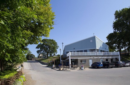Colchester Cottage | Colchester cottages a stones throw away from beaches, wineries, marina, parks.
