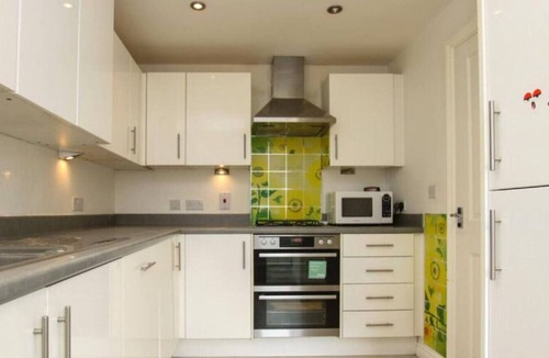 Colchester House | Colchester Retreat: 4BR 2BATH Ample Street Parking