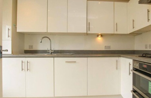 Colchester House | Colchester Retreat: 4BR 2BATH Ample Street Parking