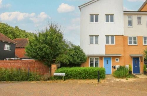 Colchester House | Colchester Retreat: 4BR 2BATH Ample Street Parking