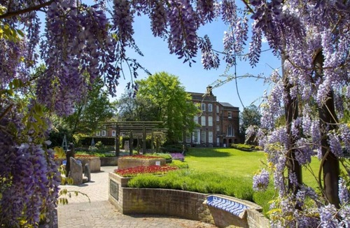 Colchester House | Colchester Retreat: 4BR 2BATH Ample Street Parking