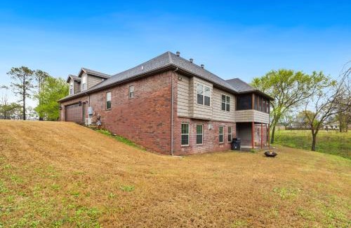 Bentonville House | Coler Cottage- Half mi to Coler MTB Trail-Game Room