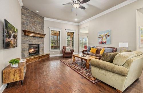 Bentonville House | Coler Cottage- Half mi to Coler MTB Trail-Game Room