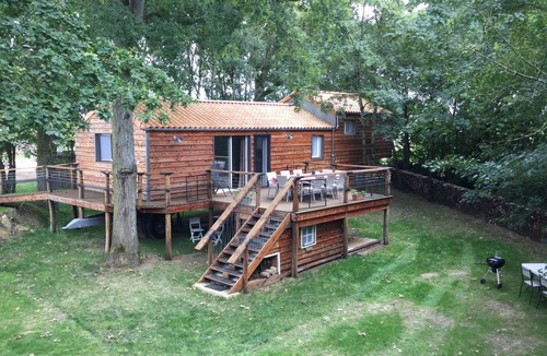 Brigne Cottage | Colibriloc Unusual lodging Nature Pond Aviary