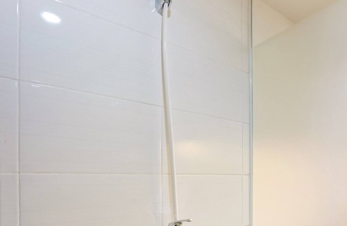 Waru Hotel | Collection O 30 Amega Crown Sub