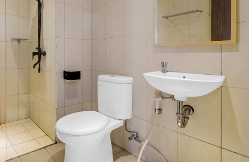 Bendungan Hilir Hotel | Collection O near Stadion Utama Gelora